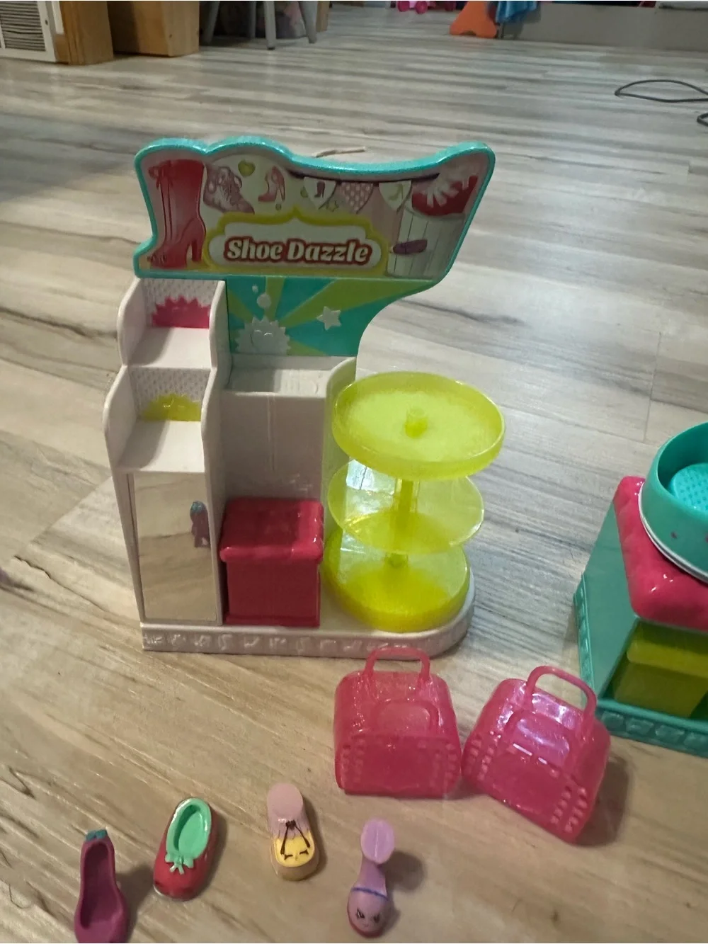 Shopkins Shoe B Doo Shoe Dazzle Playset + 4 Shoes & 2 Shopping Bags